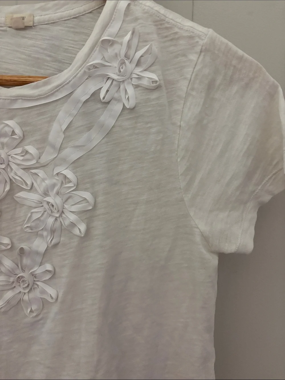 White Floral Appliqué Tee Jcrew Medium 3d ribbon flowers short sleeve top cotton